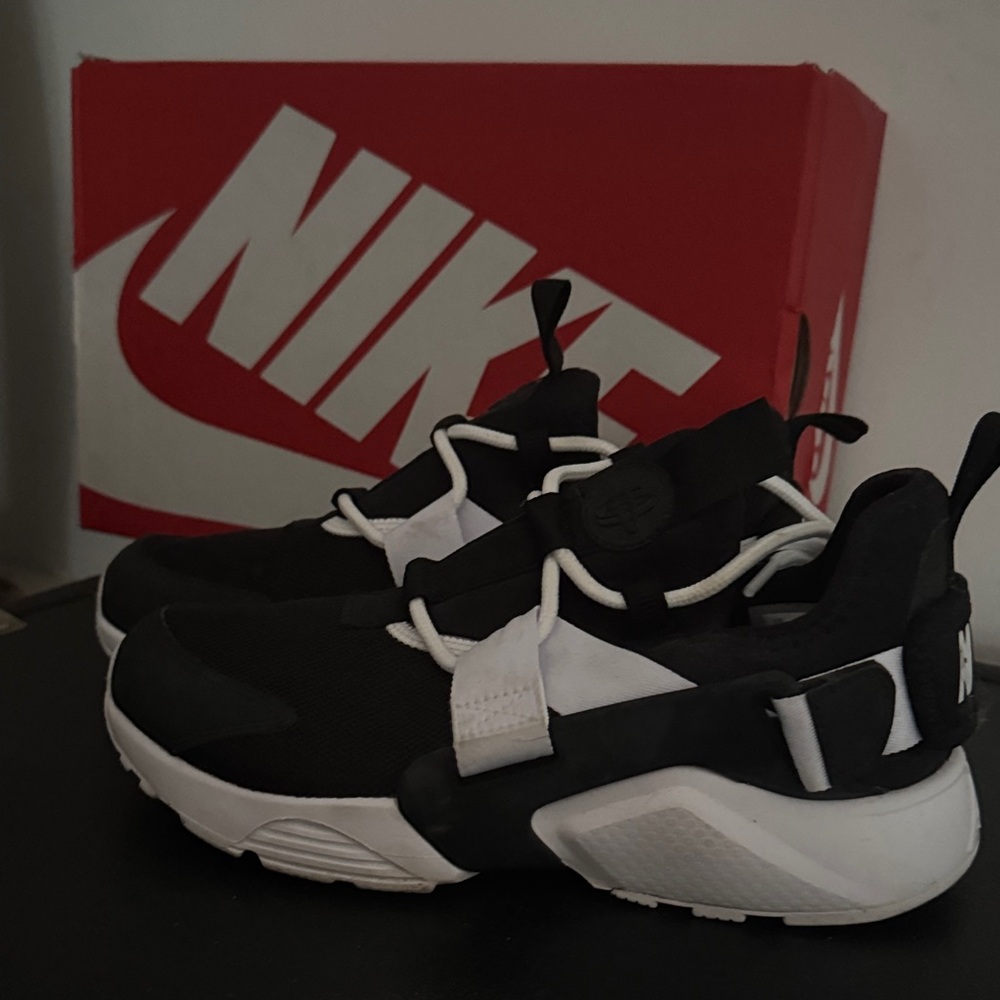 Nike Women’s Air Huarache City Low size 6